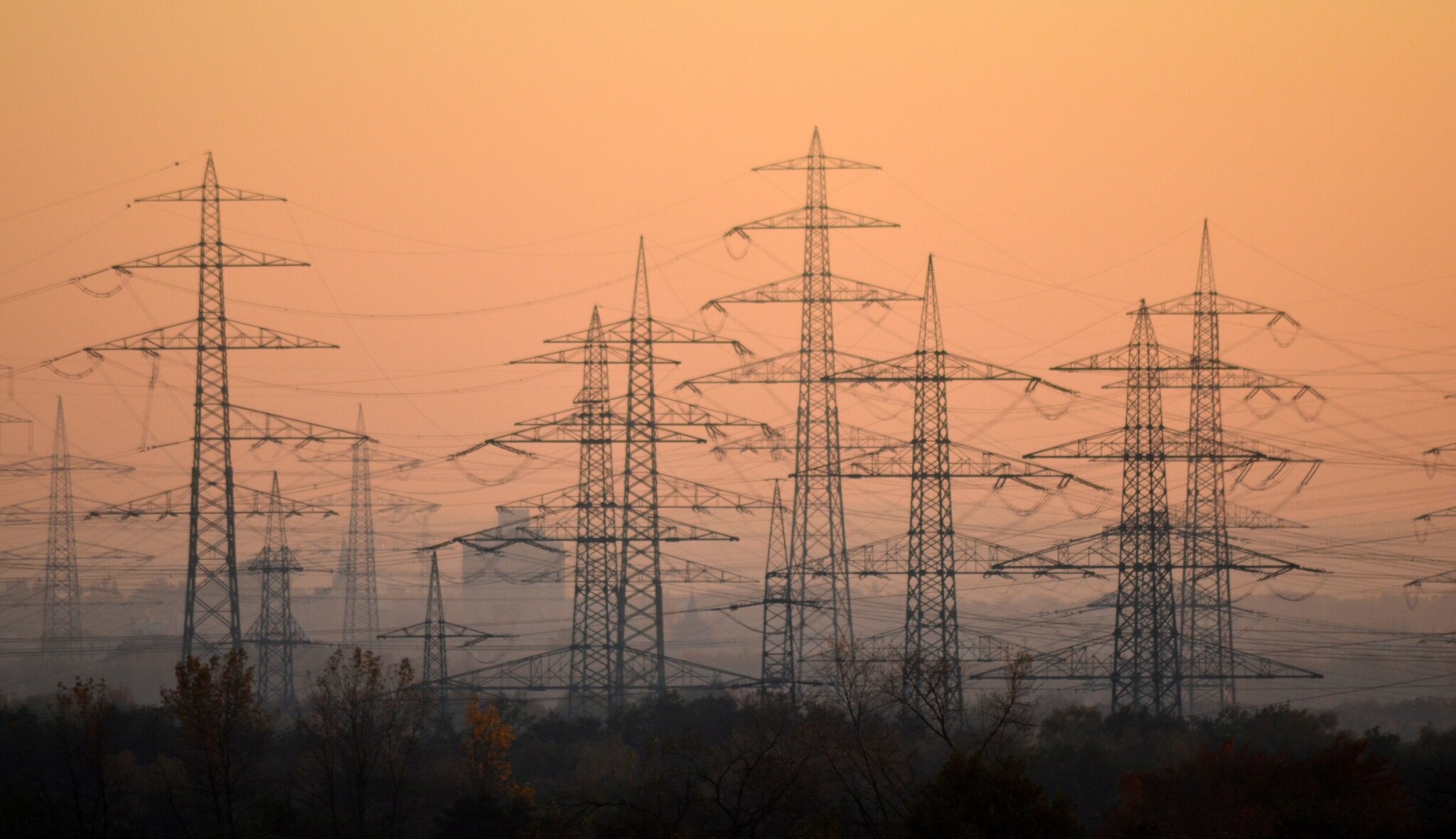 Prezident Zeman podepsal zákon zavádějící odvody z prodeje elektřiny. Výrobců se dotkne od prosince