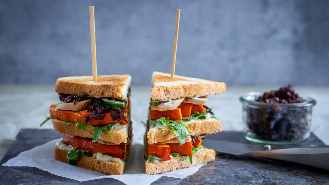 Podzimní homemade street food: krůtí sendvič s karamelizovanou cibulí a pikantní majonézou