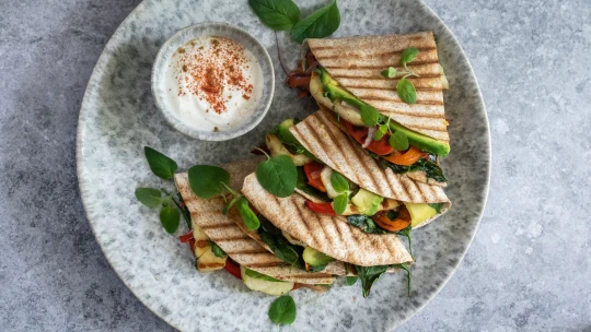 Halloumi quesadilla jako důkaz, že i&nbsp;do 20 minut připravíte chutí a&nbsp;živinami nabitou večeři