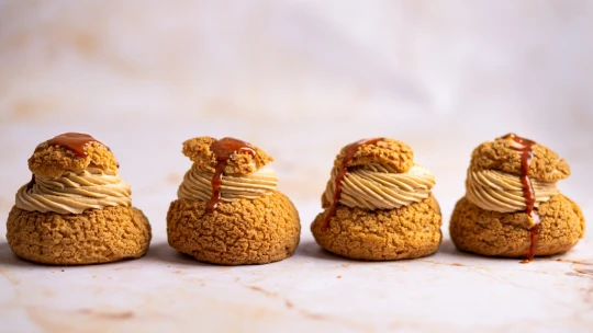 Francouzská pâtisserie u&nbsp;vás doma: větrníky Choux au Craquelin se slaným karamelem