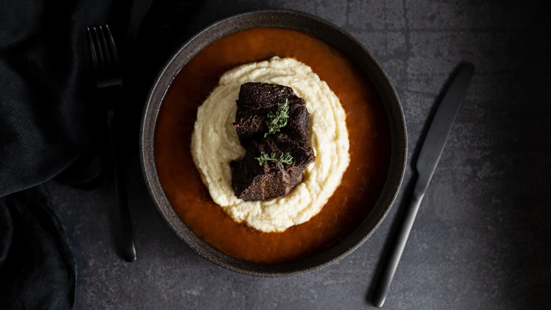 Hovězí líčka na víně, co se rozpadají, sotva se jich dotknete. S celerovým pyré tvoří dokonalý comfort food