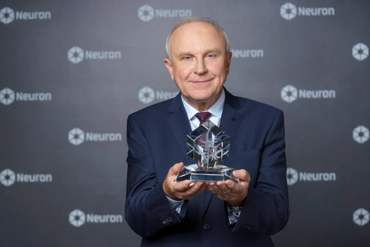 Onkolog Jan Starý s cenou Neuron