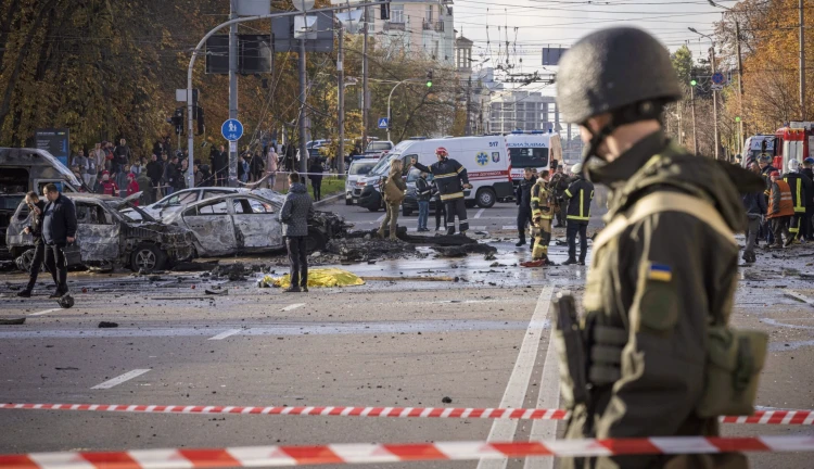 Kyjevská ulice po ruském raketovém útoku
