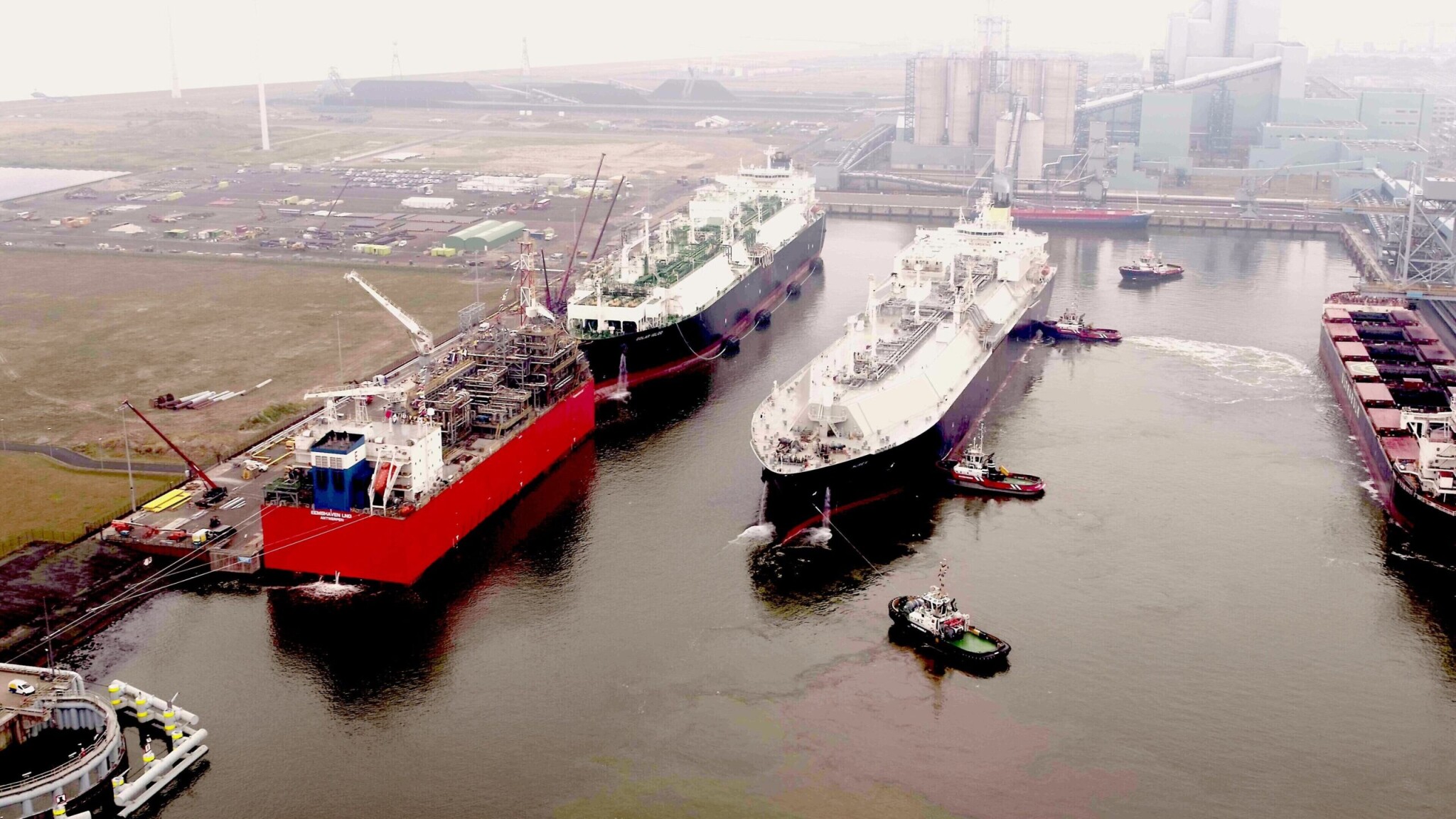 Druhá loď s plynem pro Česko dorazila. LNG terminál v nizozemském Eemshavenu funguje podle plánu
