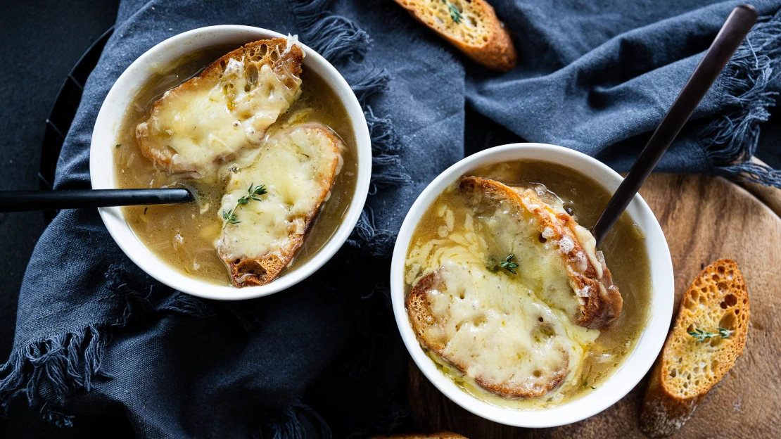 Využít potenciál cibule. Francouzská cibulačka se sýrem Gruyère láká neskonalou chutí