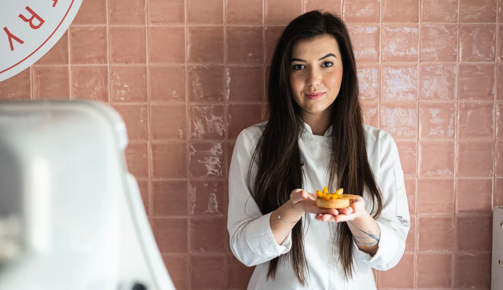 Voňavá tonka střídá dražší vanilku. Ochutnejte moderní crème brûlée od Cukrářky roku