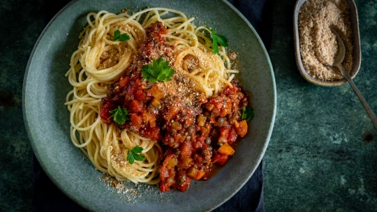 Veganská boloňská s&nbsp;„parmezánem“. Obohatí váš jídelníček živinami i&nbsp;novými chutěmi