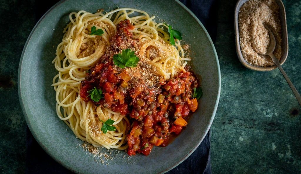 Veganská boloňská s&nbsp;„parmezánem“. Obohatí váš jídelníček živinami i&nbsp;novými chutěmi