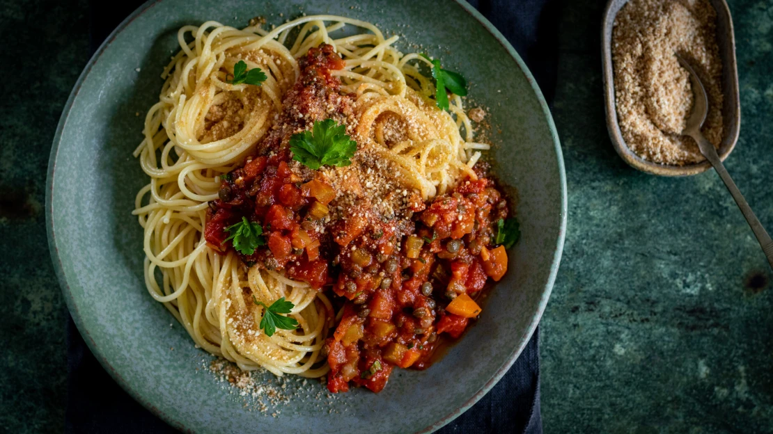 Veganská boloňská s „parmezánem“. Obohatí váš jídelníček živinami i novými chutěmi