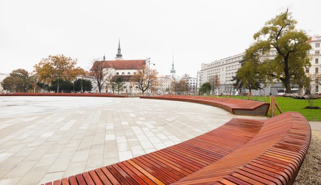 Lavička dlouhá jak Brno. V&nbsp;moravské metropoli otevřeli park s&nbsp;novou dominantou od mmcité