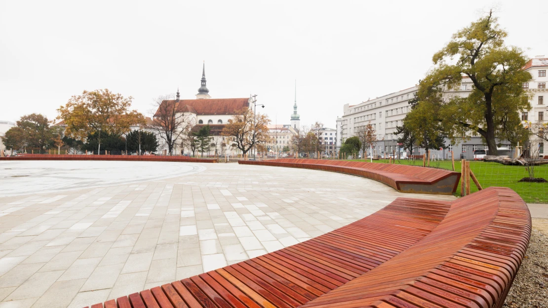 Lavička dlouhá jak Brno. V moravské metropoli otevřeli park s novou dominantou od mmcité