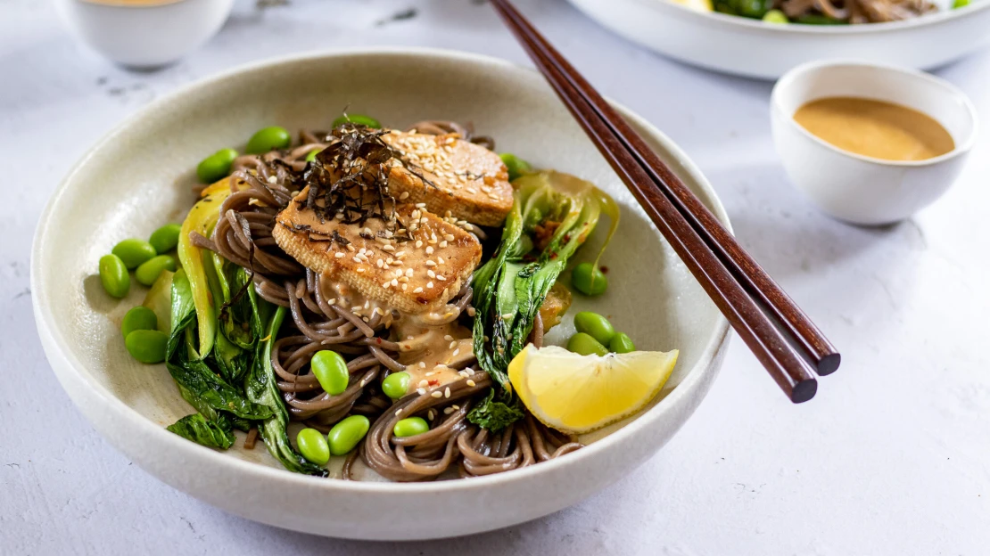 Vegansky japonsky. Soba nudle se sezamovou omáčkou, na které utáhnete i milovníky masa