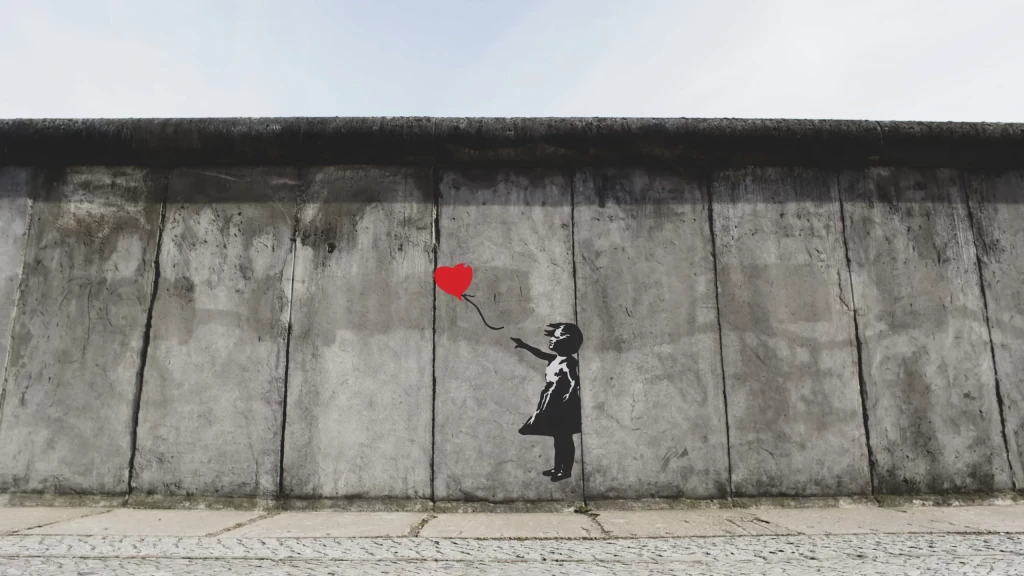 Banksy osočil značku Guess z&nbsp;krádeže svého díla. Sám ale čelí kritice kvůli kopírování