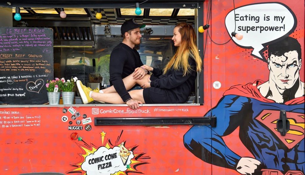 Láska prochází foodtruckem. Mladí manželé prozařují Zlín jídlem i barvami