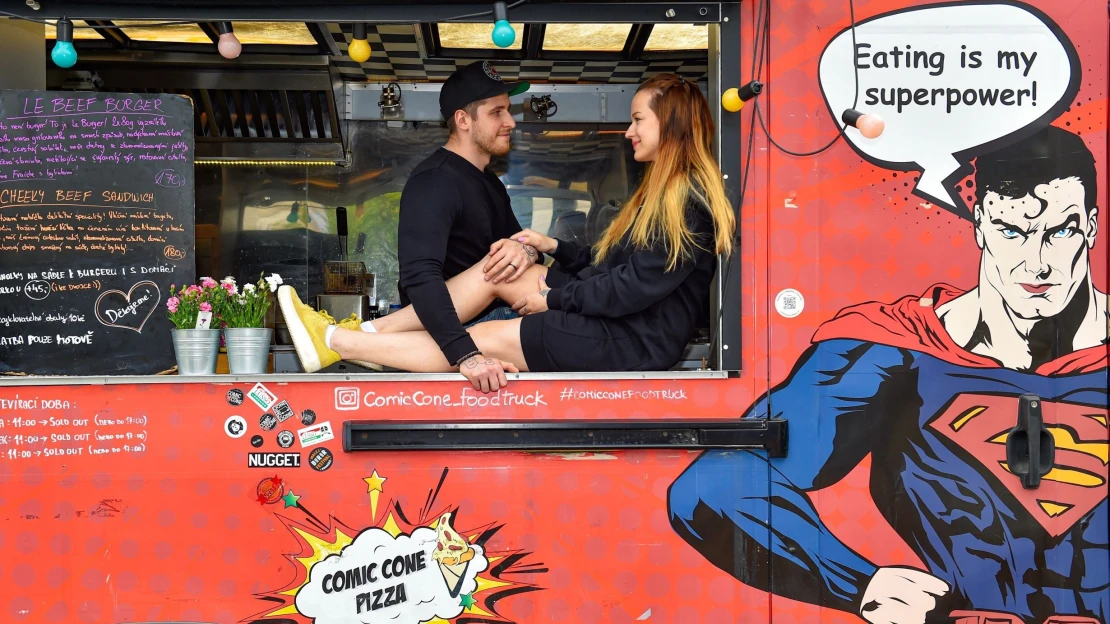 Láska prochází foodtruckem. Mladí manželé prozařují Zlín jídlem i barvami