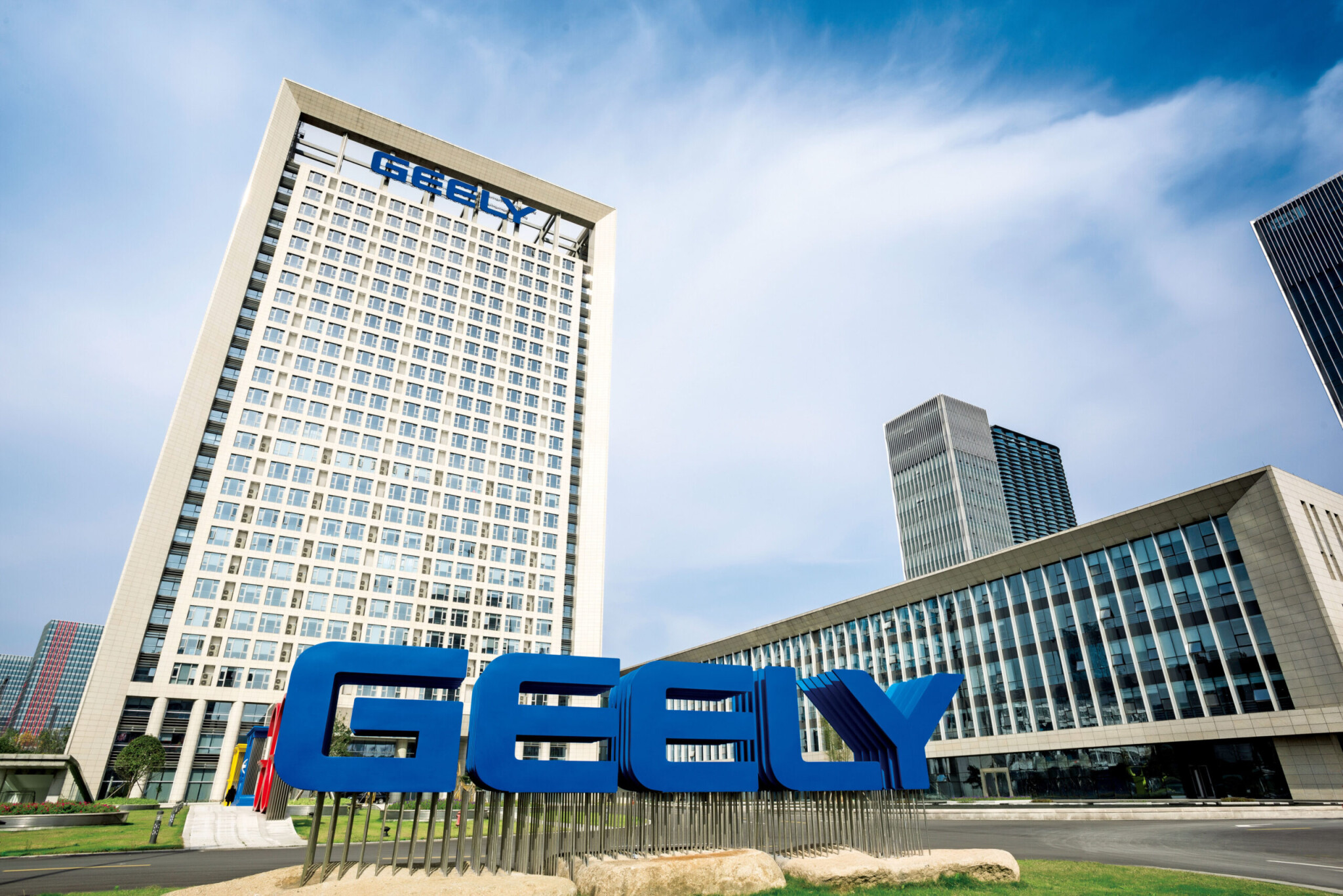 Přední čínská automobilka Geely vstupuje na středoevropské trhy. Síly spojí s Grand Automotive