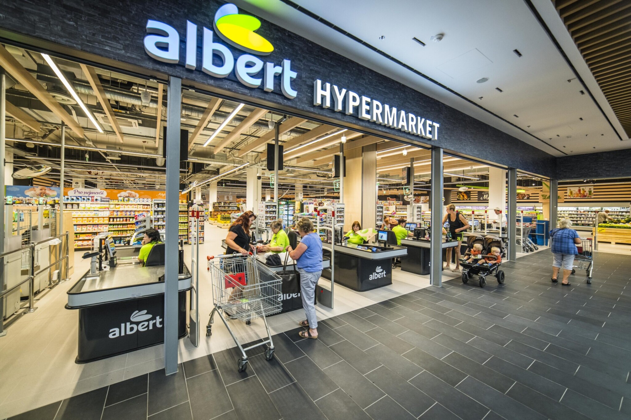 Aholdu se nedaří. Majiteli supermarketů Albert klesl zisk téměř o 30 procent