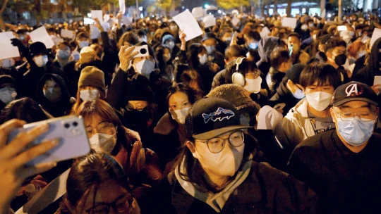 Protesty nejen na papíře. Čínští demonstranti začínají otřásat i&nbsp;tamní ekonomikou