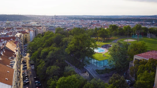 Lázně uprostřed Riegrových sadů. Architekt Janda navrhuje další vylepšení pražského veřejného prostoru