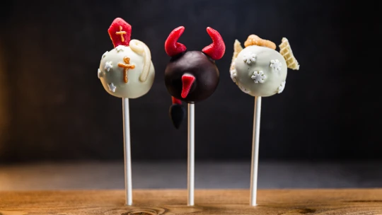 Čertovsky dobré cake pops. Domácí výroba zabaví i&nbsp;vaše malé strašpytle