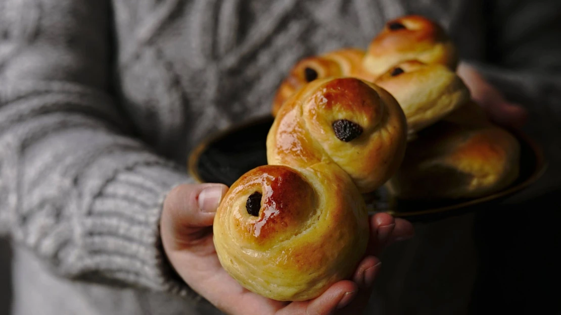 Ještě, než se dáte do vánočky. Lussekatter vám provoní byt kardamomem a šafránem