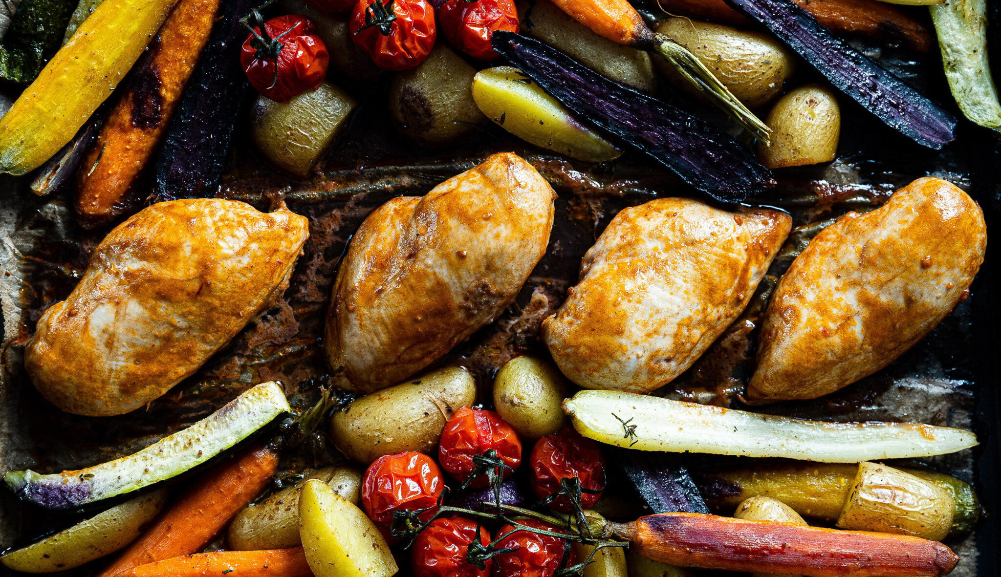 Šetřete před Vánoci čas i sebe a vychutnejte si lehký oběd z jednoho plechu: šťavnaté kuře se zeleninou