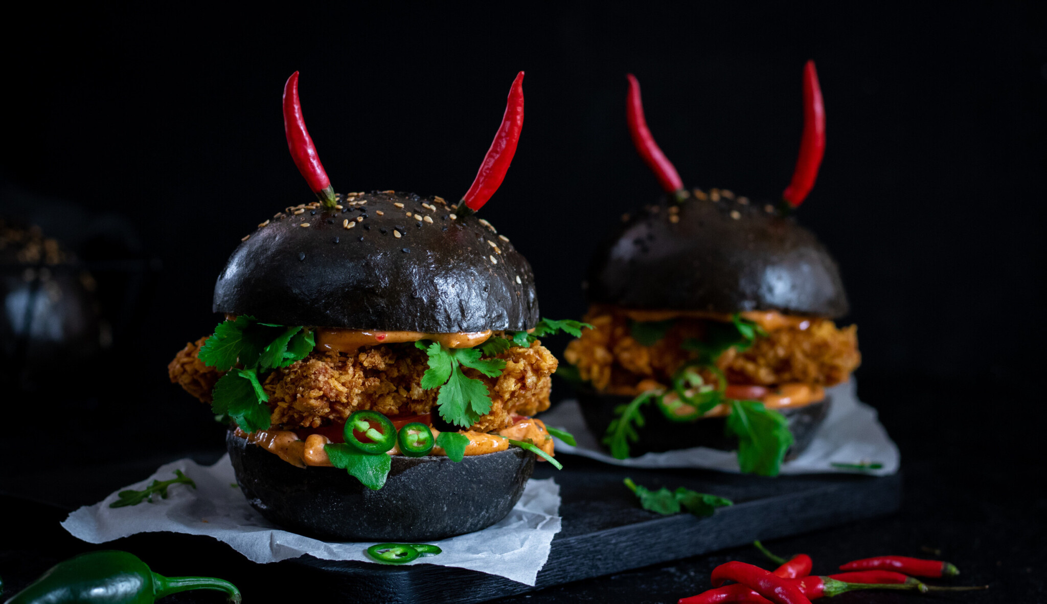 Nadílka, co vás rozpálí – černé chilli burgery s kuřecími stripsy voní peklem a chutnají božsky