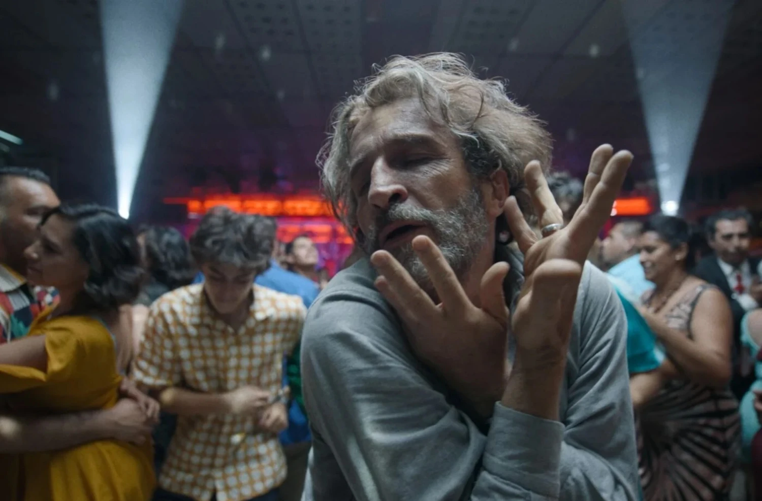 Falešná kronika několika pravd. Iñárritu se na Netflixu dojímá nad smrtí, otcovstvím i Mexikem