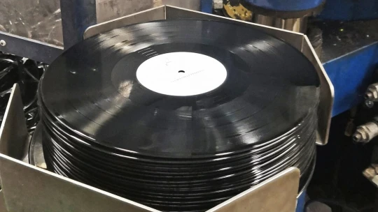 Tržby výrobce vinylů GZ Media loni stouply na 5,6 miliardy. Zisk na miliardu