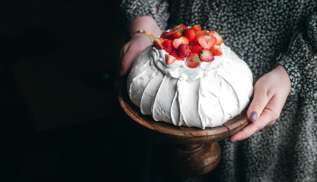 Veganská Pavlova: lahodný dezert z ingredience, která by skončila v odpadu