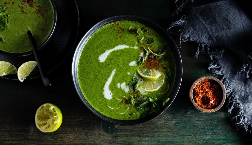 Brokolice s chutí Asie: vitaminy nabitá polévka se špenátem, bylinkami i&nbsp;kokosovým mlékem