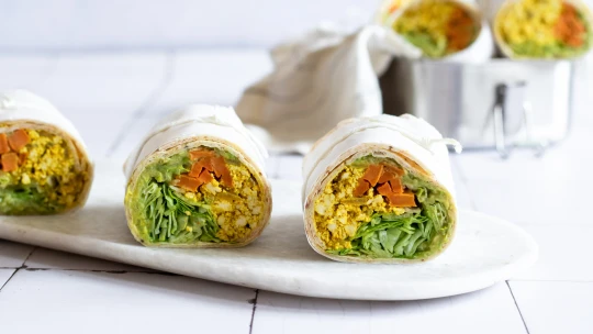 Veganské burrito s míchanými tofu vejci se vejde do obědové krabičky i&nbsp;výživových tabulek