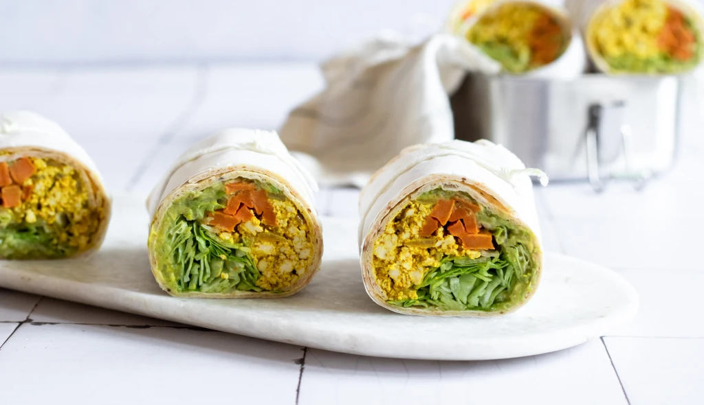 Veganské burrito s míchanými tofu vejci se vejde do obědové krabičky i&nbsp;výživových tabulek