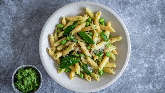 Pesto, do kterého schováte brokolici. Perfektní je na těstoviny, topinky i&nbsp;do dipů