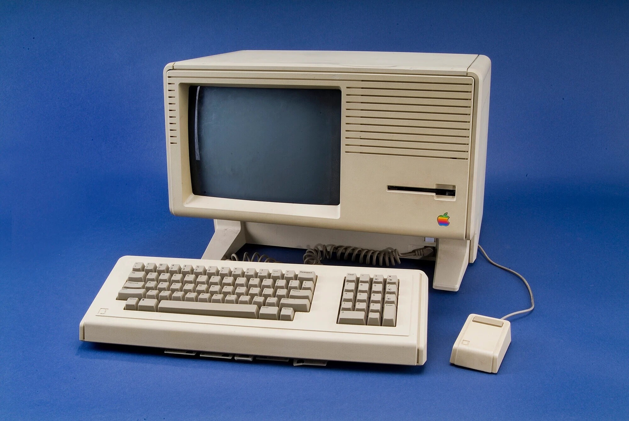 Před 40 lety Apple představil revoluční počítač. Jobs zatloukal, že ho pojmenoval po dceři