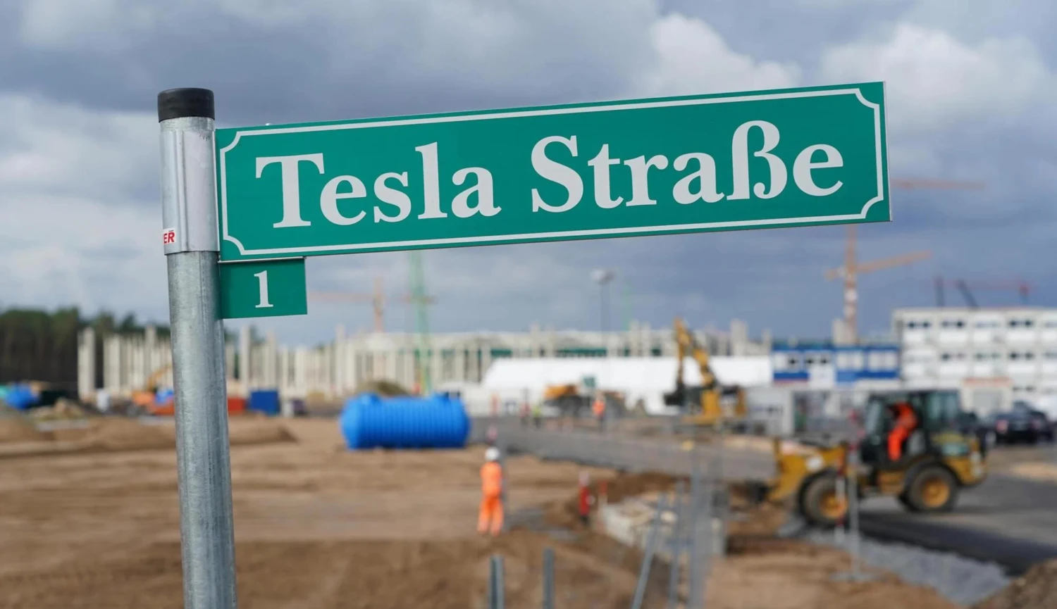 Součástky opět dostupné. Tesla hodlá plně obnovit výrobu v německé továrně