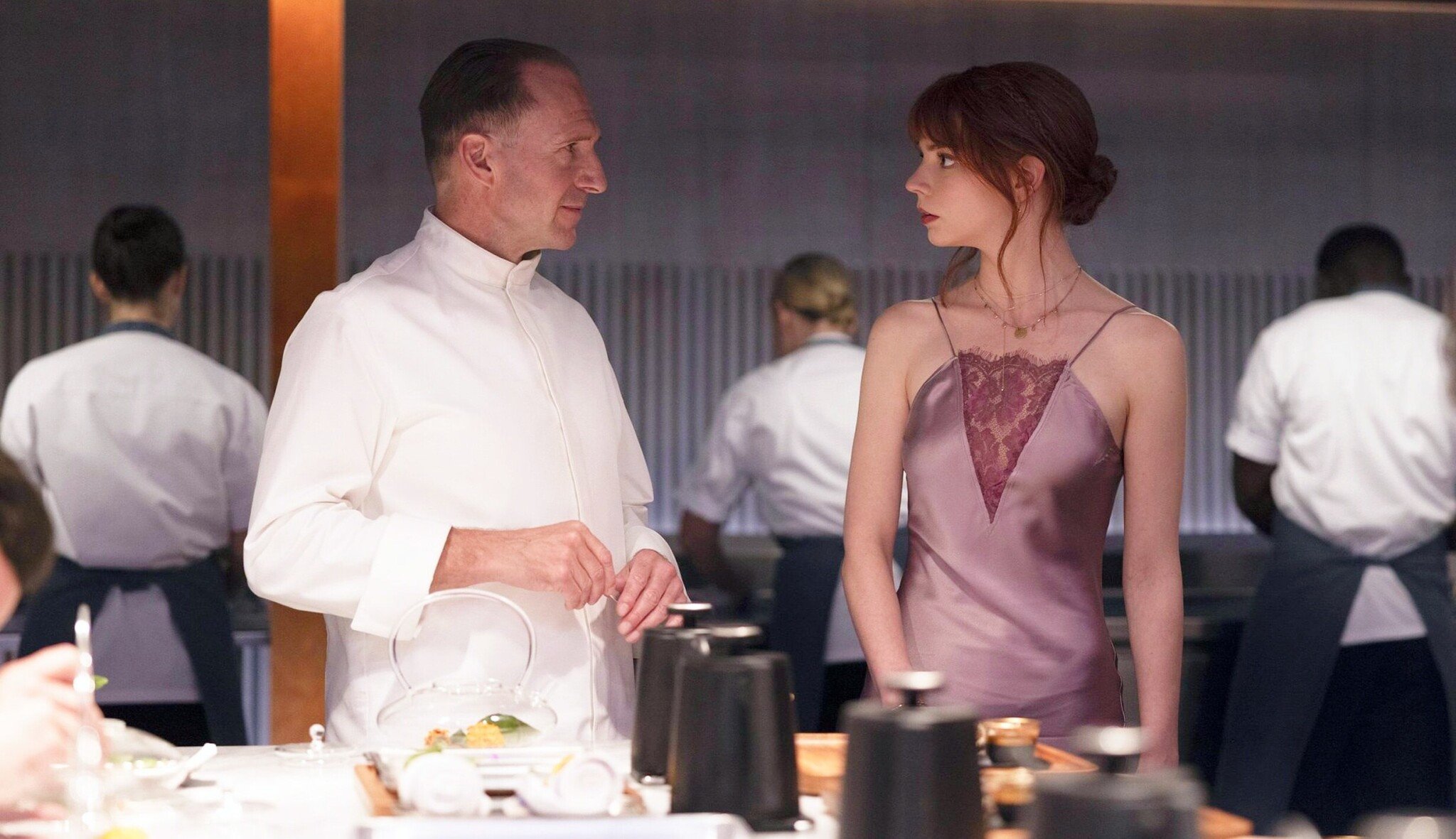 Když vaří Ralph Fiennes, dojde nejen na jídlo. Proč byste měli ochutnat filmové Menu?