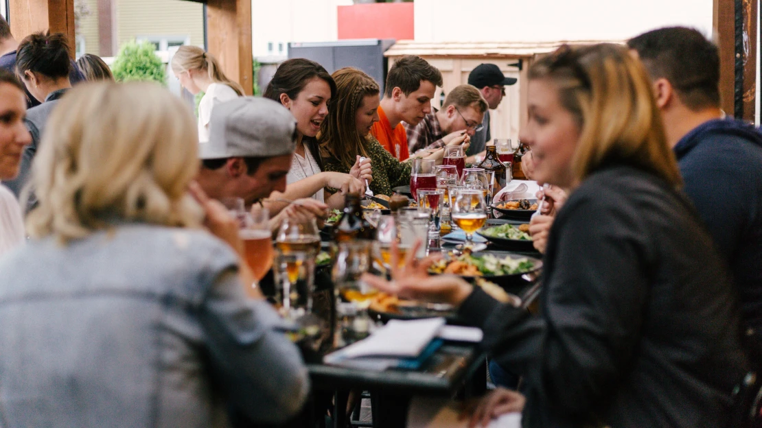 Po dvou letech v normálu. Restaurace se zotavují z pandemie, za oběd v Praze se platí dvě stovky