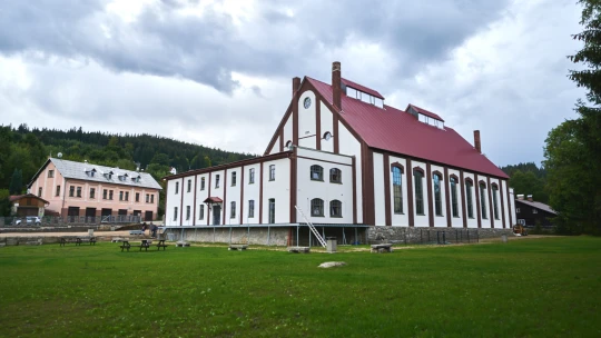 Bývalý stratég Penty vrací lesk sklářské obci v&nbsp;Jizerkách. Za stovky milionů opravuje chátrající domy