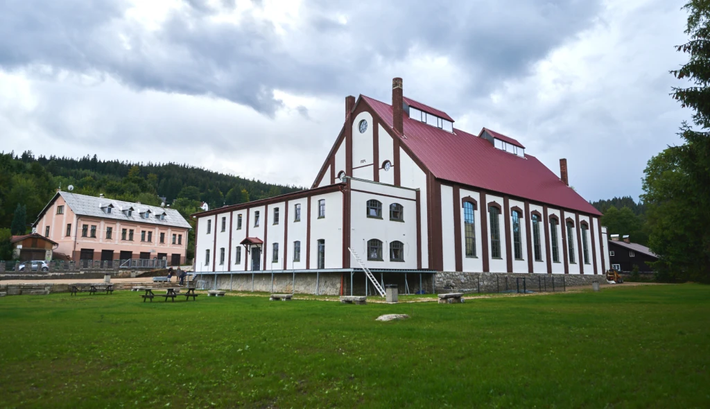 Bývalý stratég Penty vrací lesk sklářské obci v&nbsp;Jizerkách. Za stovky milionů opravuje chátrající domy