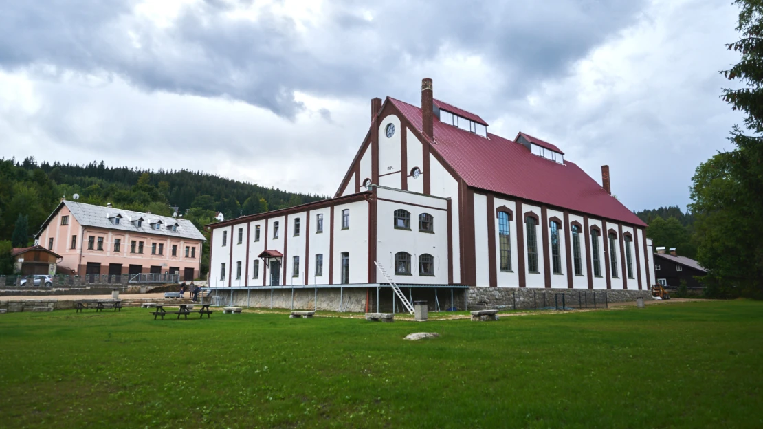 Bývalý stratég Penty vrací lesk sklářské obci v Jizerkách. Za stovky milionů opravuje chátrající domy