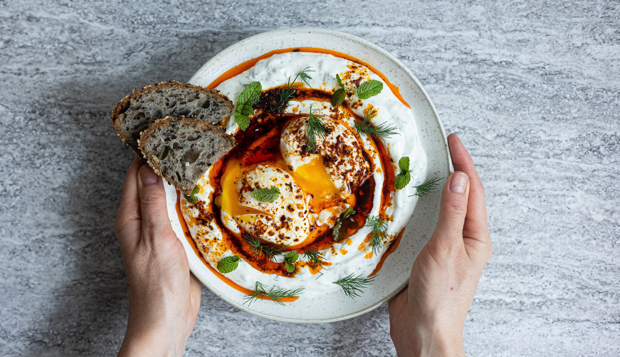 Turecká vejce Çılbır. Důvod, proč vajíčka snídat, obědvat i večeřet