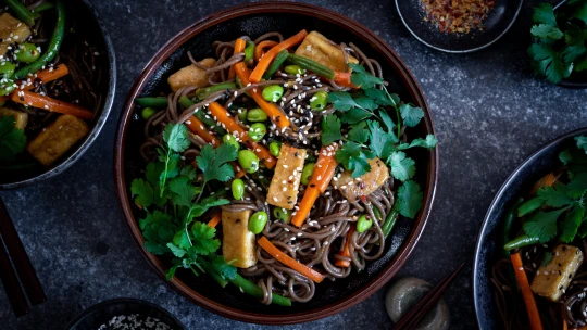 Přirozeně veganské &#038; přirozeně chutné. Rychlé stir-fry s křupavým tofu a&nbsp;fazolkami