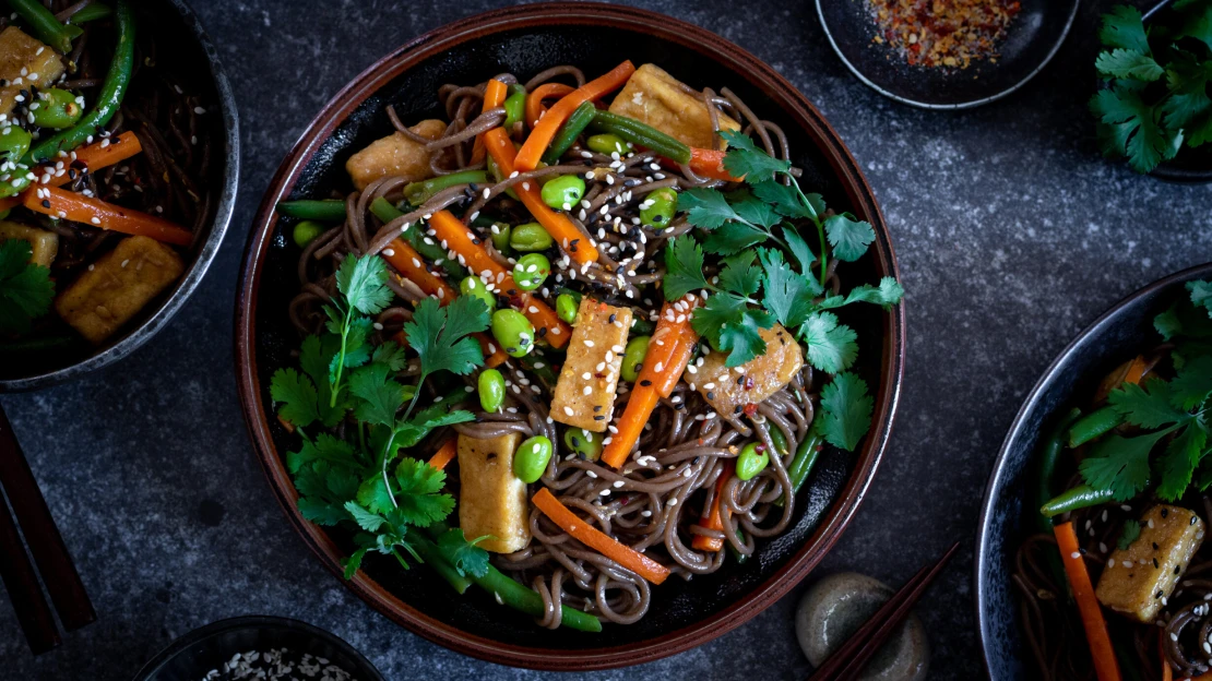 Přirozeně veganské & přirozeně chutné. Rychlé stir-fry s křupavým tofu a fazolkami