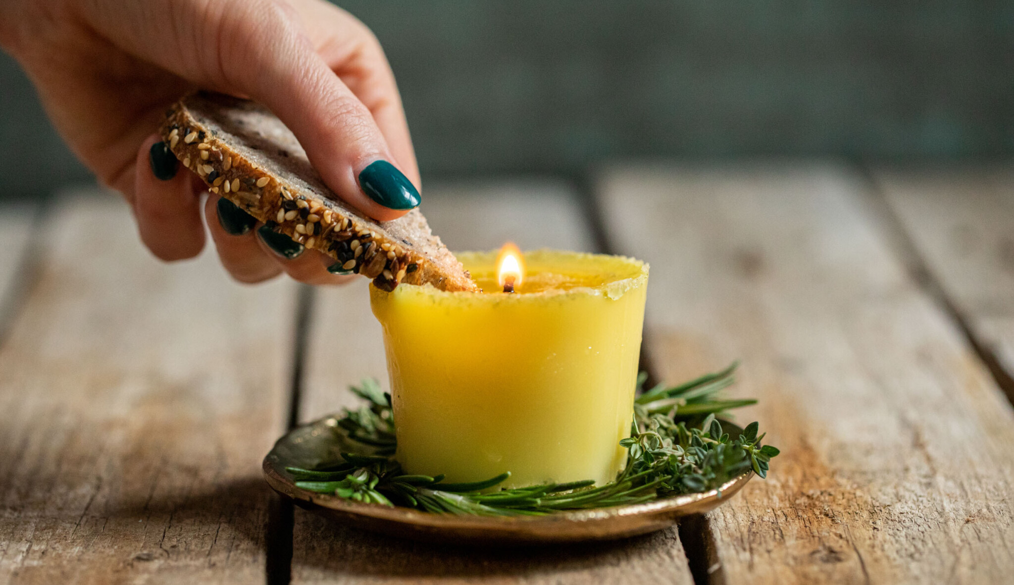 Romantika pro hladové: svíčka z bylinkového másla