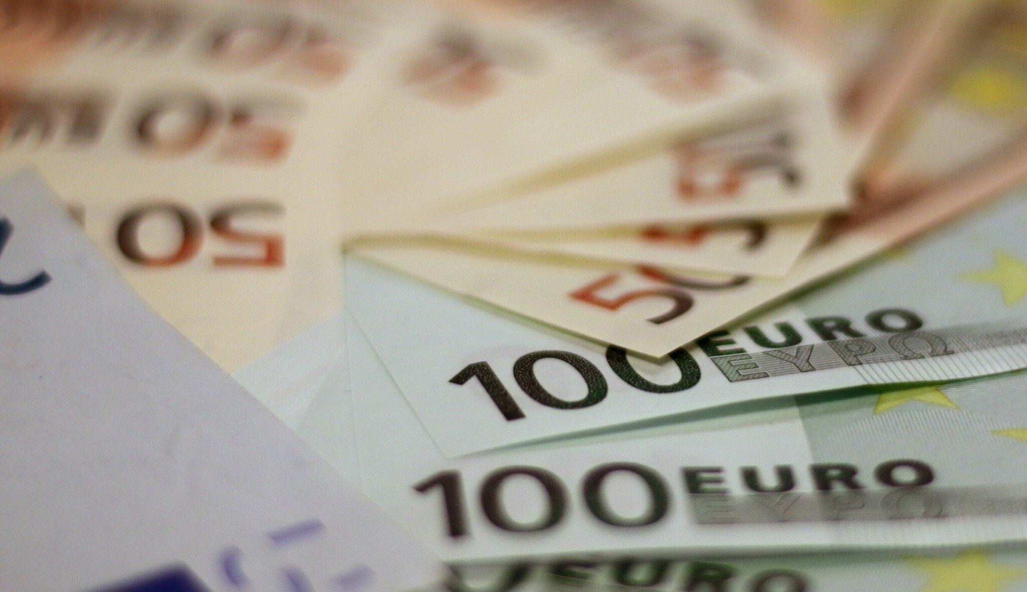 Přijetí eura v Česku. Zatím je splněno pouze jedno ze čtyř nutných kritérií