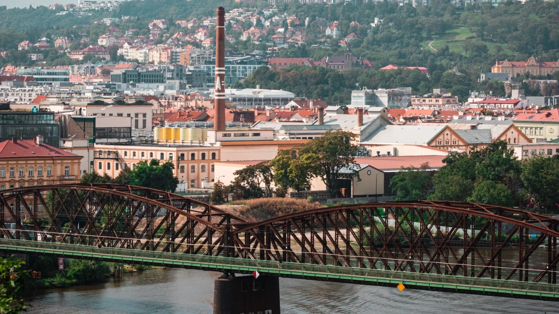 Dycky most! Klene se pod Vyšehradem, kdysi vzbudil senzaci a teď budí vášně