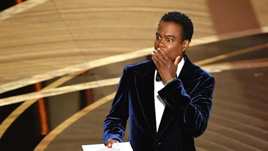 Odplata za oscarovou facku. Chris Rock provokuje v prvním živém přenosu na Netflixu