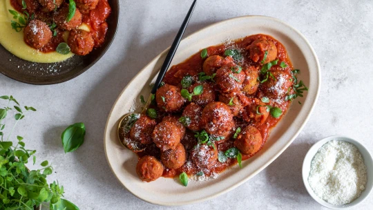 Ani trochu suché, ani trochu fádní. Veganské polpette s omáčkou marinara