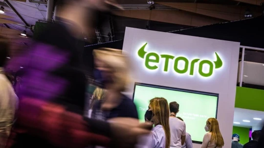 Přes půl miliardy dolarů v&nbsp;poplatcích. Platformě eToro se stále daří